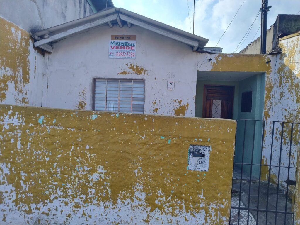 VENDE TERRENO C/ 3 COMODOS NA AVENIDA VENDE TERRENO C/ 3 COMODOS NA AVENIDA